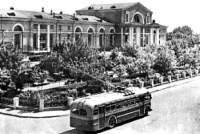 Первый троллейбусный маршрут - от вокзала к центру города.
