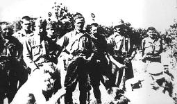 Каратели из ГФП - 729 заставляют приговоренных к смерти советских граждан копать себе могилу; г. Почеп, лето 1942 г.